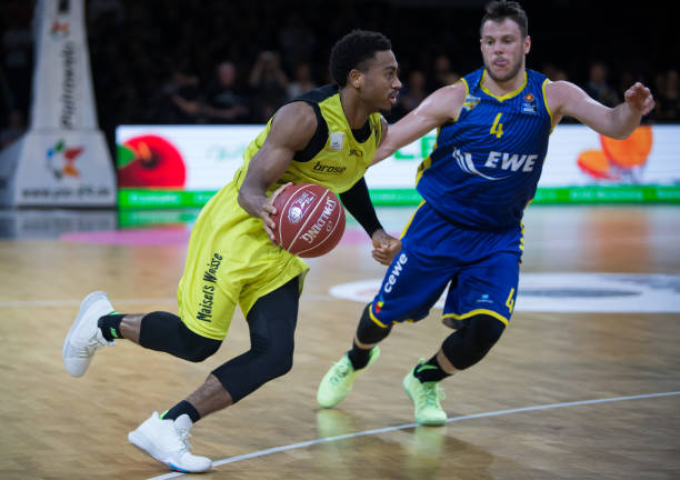 他低下头分 他低下头分