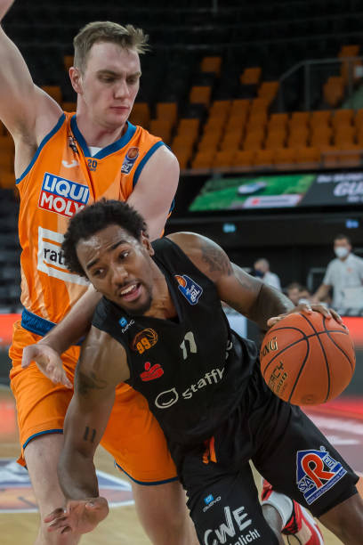 策略调整与 策略调整与