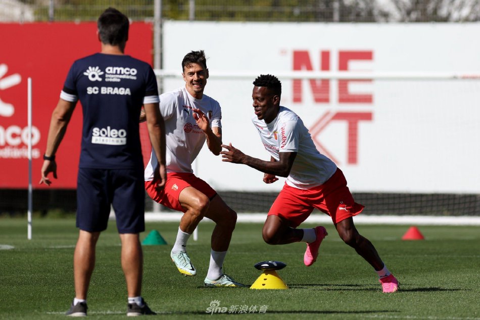 两人携手占 两人携手占